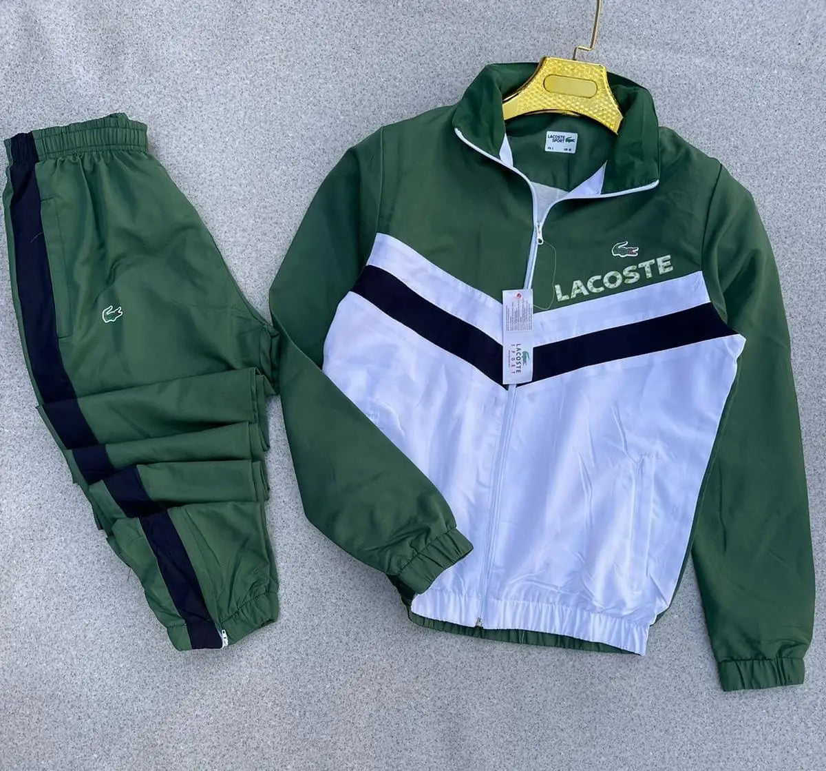 Chandal lacoste verde logo blanco detalles negros y blancos