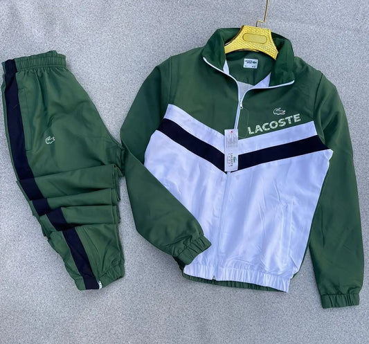Chandal lacoste verde logo blanco detalles negros y blancos