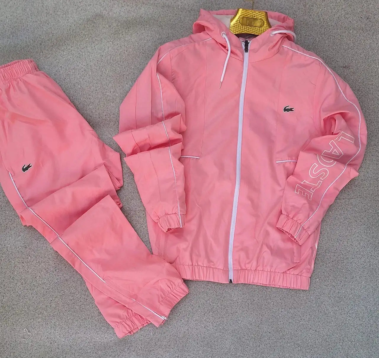 Chandal lacoste rosa logo verde detalles blancos
