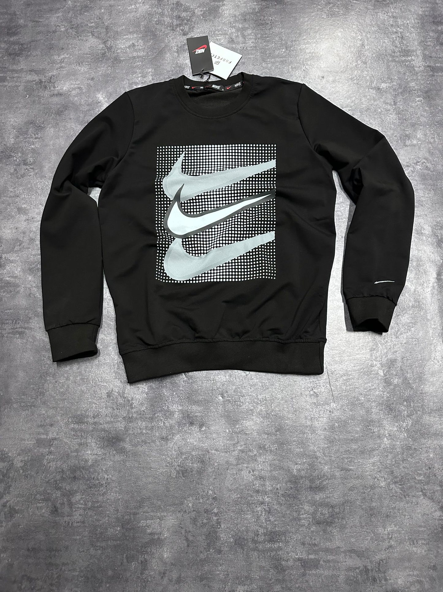 Sudadera Nike negra logo en grande triple