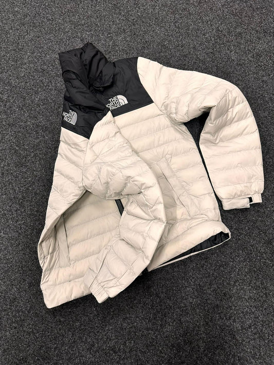 Abrigo north face crema detalles negros logo blanco