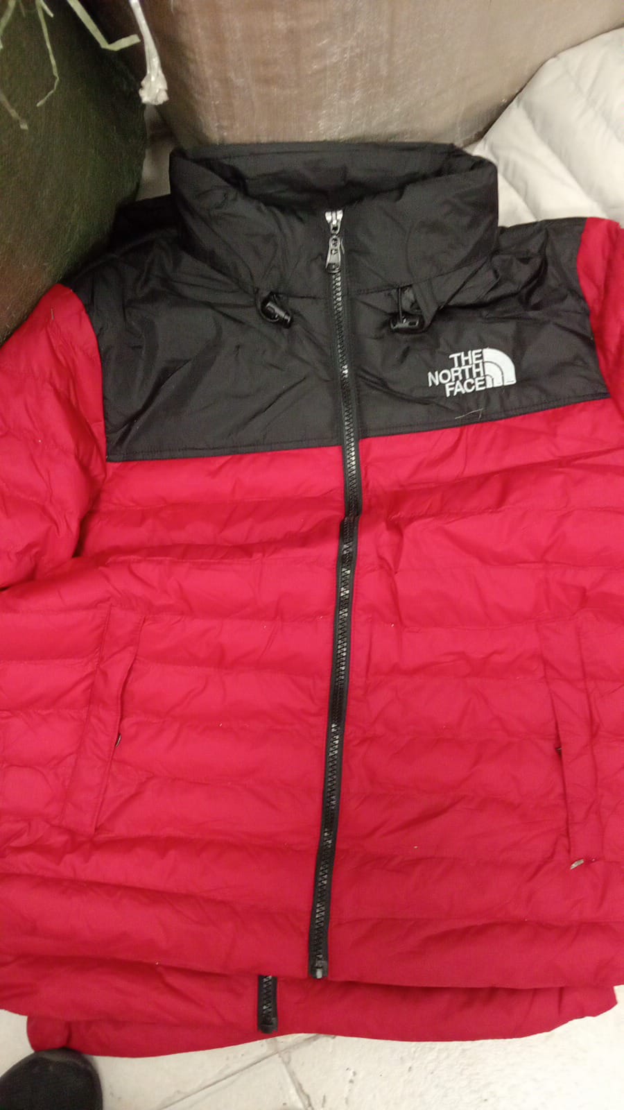 Chaqueta north face roja detalles negros logo blanco