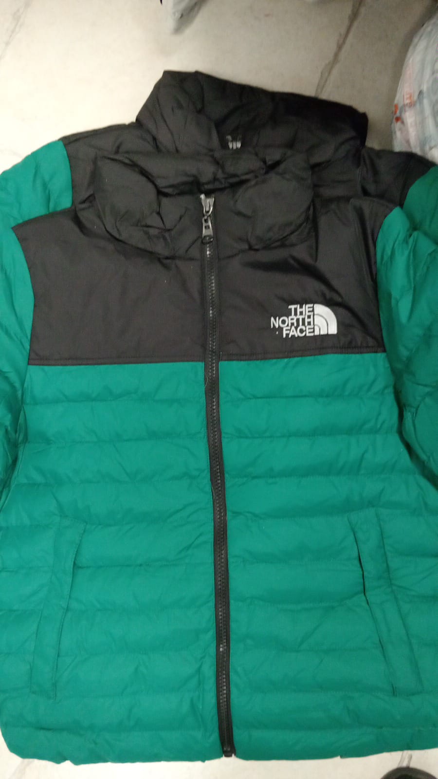 Chaqueta north face verde detalles negros logo blanco