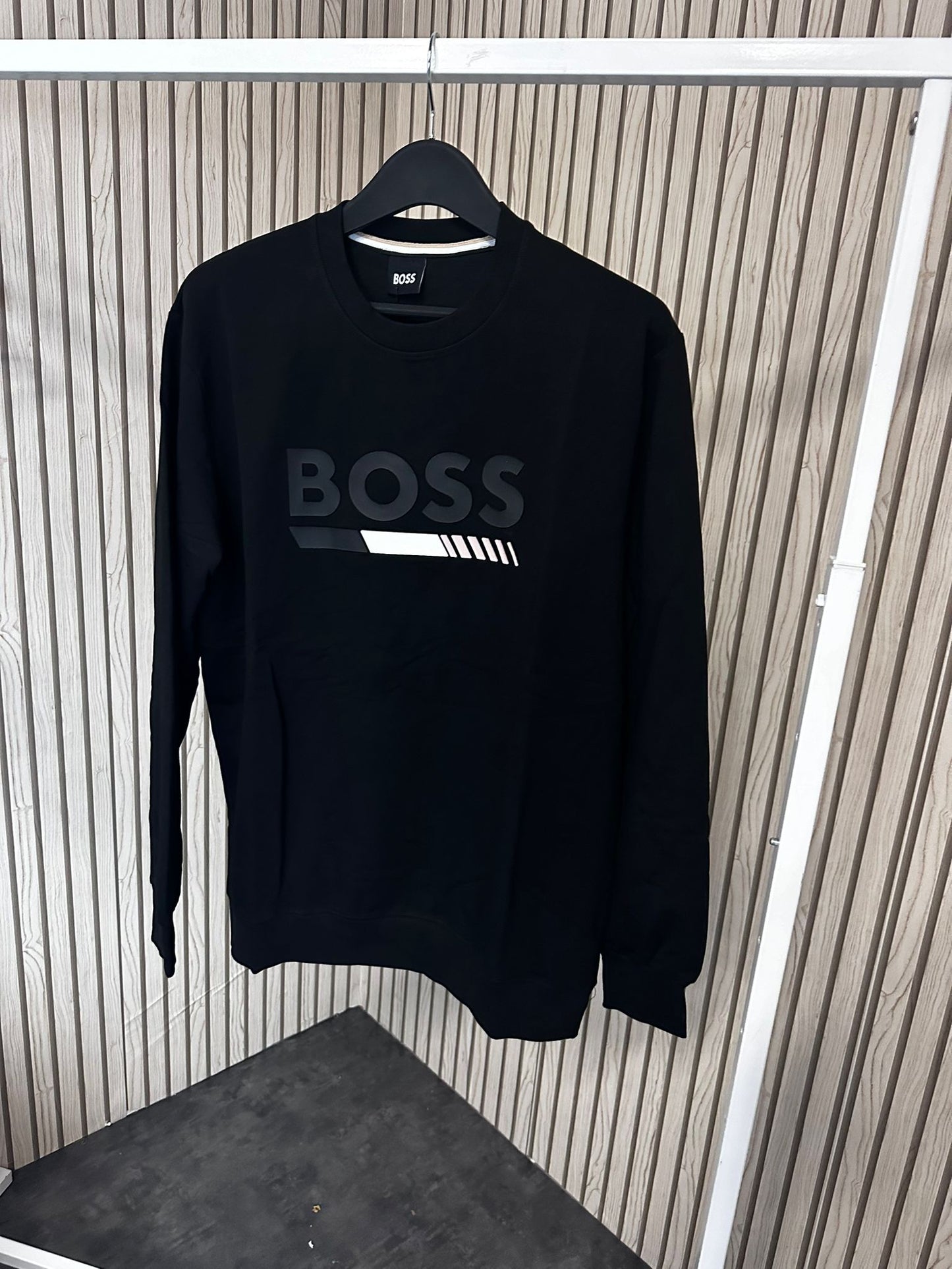 Sudadera Hugo Boss negra logo tricolor