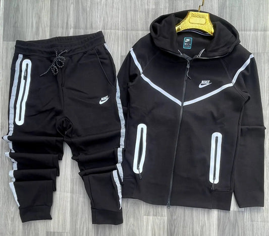 Chandal nike tech negro lineas blancas fluor