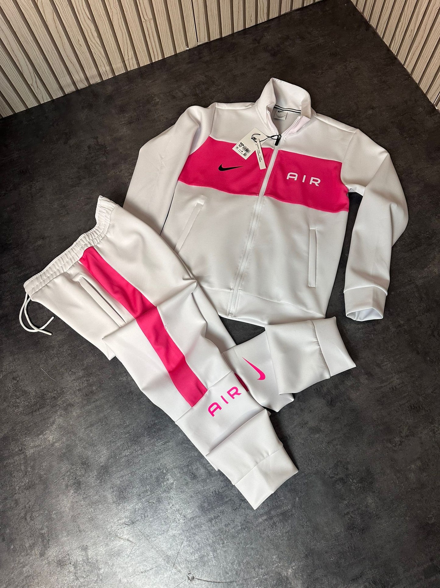 Chandal nike air blanco y rosa logo negro