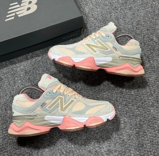 New Balance 9060 crema logo dorado detalles rosas