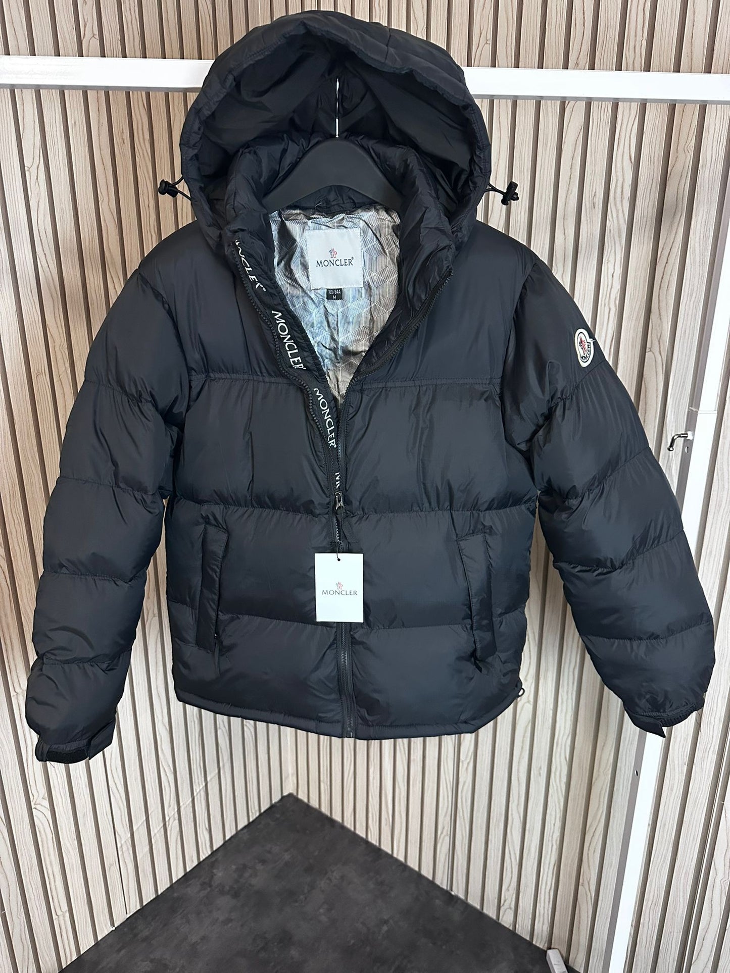 Chaqueta moncler negro logo blanco