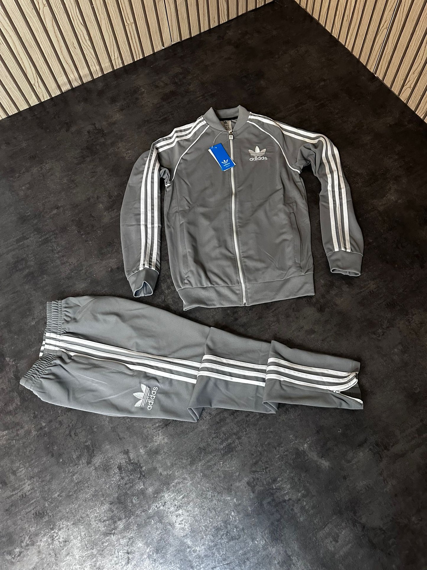 Chandal ADIDAS ORIGINALS gris y blanco