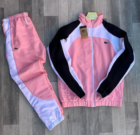 Chandal lacoste rosa logo verde detalles negros y blancos