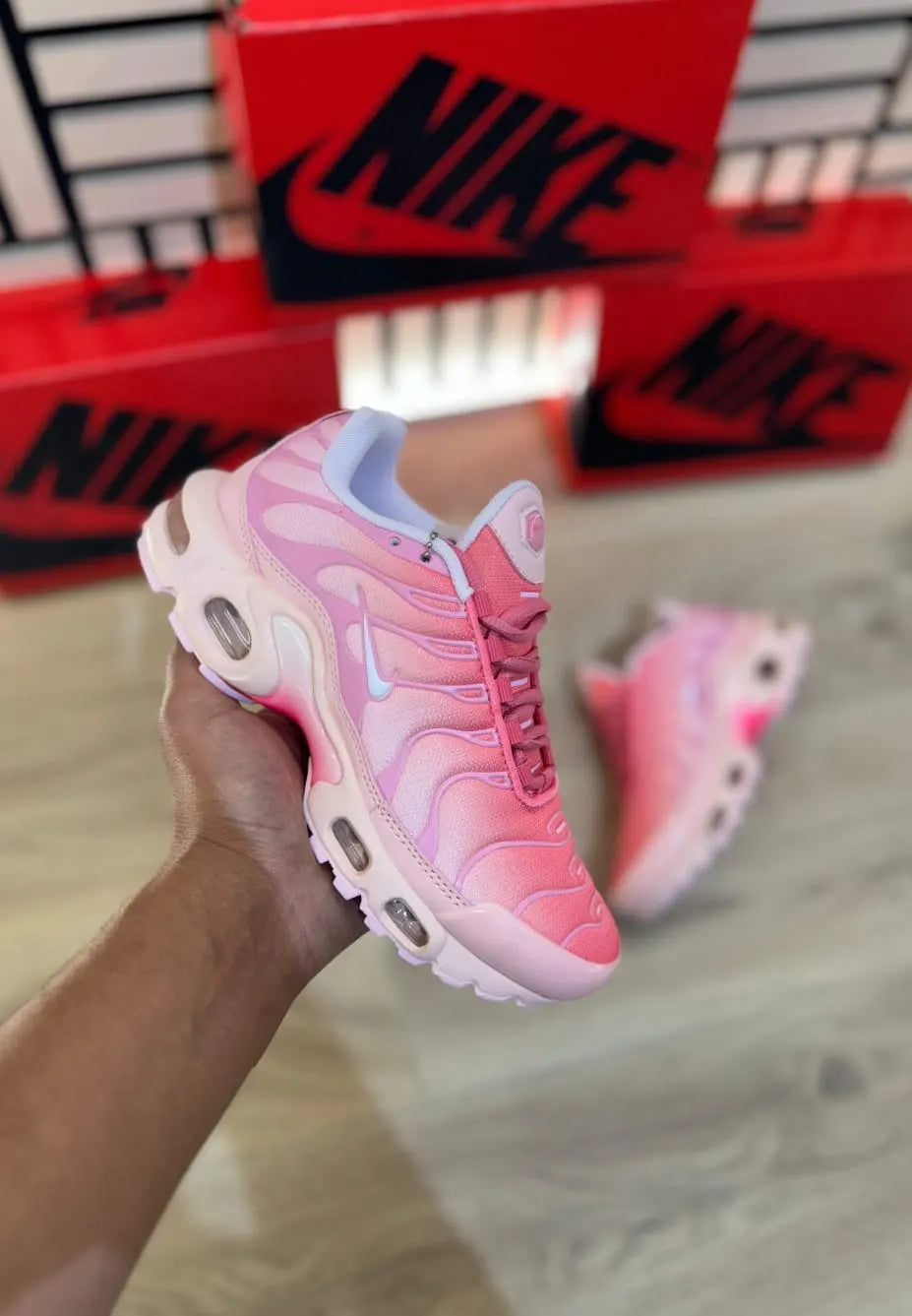 Nike tn rosa logo blanco contorno rosa