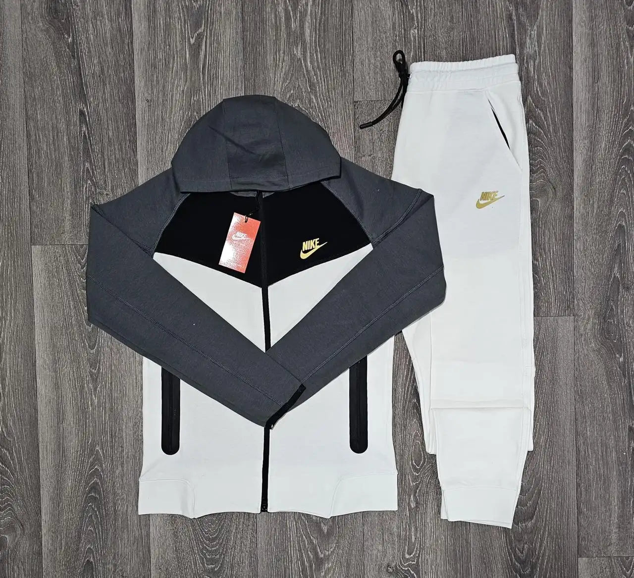 Chandal nike tech gris detalles negros y blancos