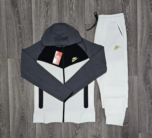 Chandal nike tech gris detalles negros y blancos