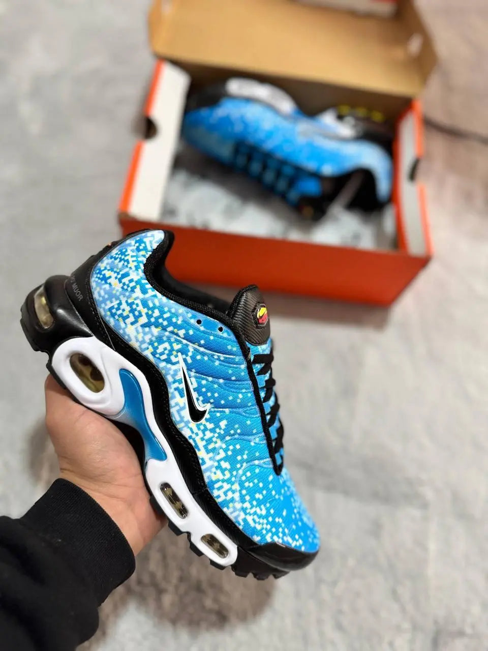 Nike tn azul y blanca logo negro contorno blanco