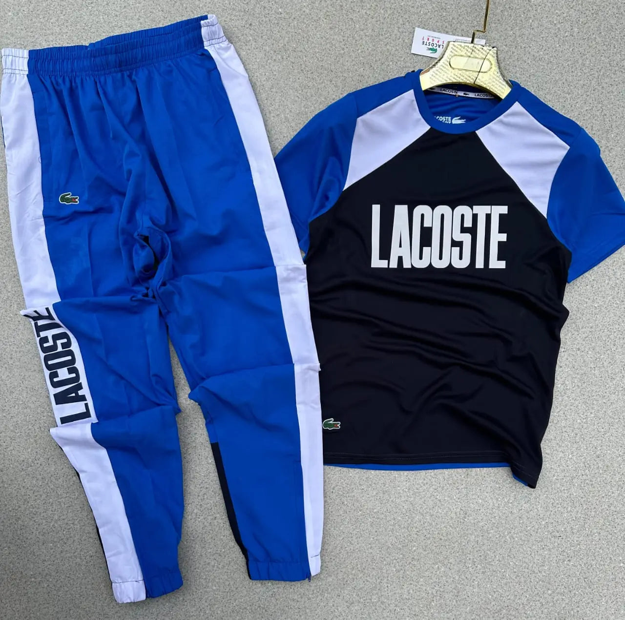 Conjunto Lacoste negro logo blanco detalles azules y blancos