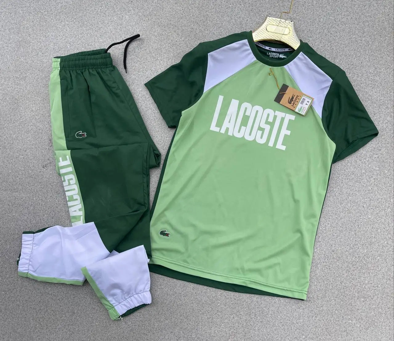 Conjunto Lacoste verde logo blanco detalles verdes y blancos