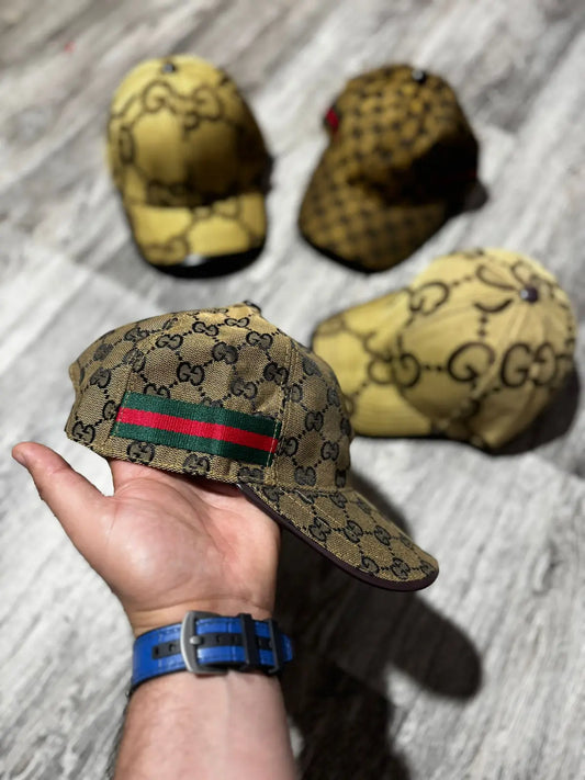 Gorra gucci dorado logos negros detalles rojos y verdes