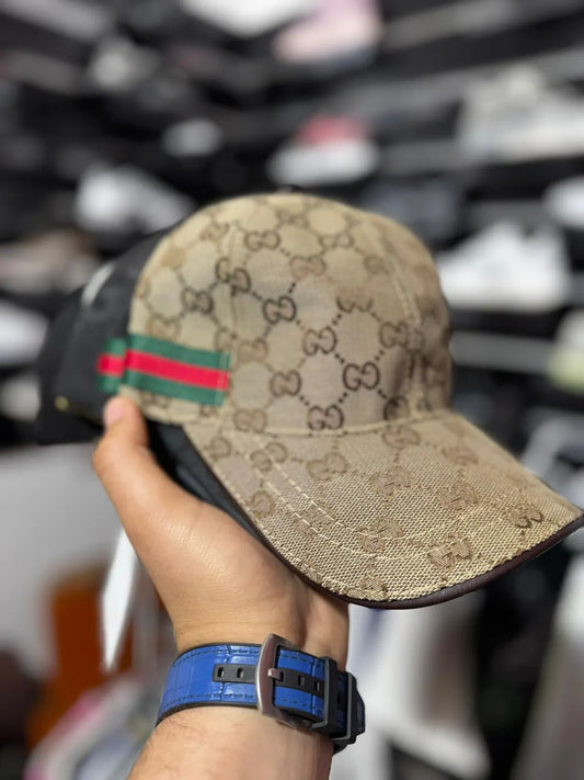 Gorra gucci marron logos marron detalles verdes y rojo