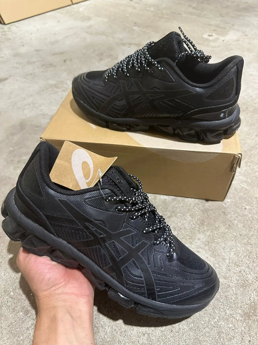 Asics negras cordones negros y blancos