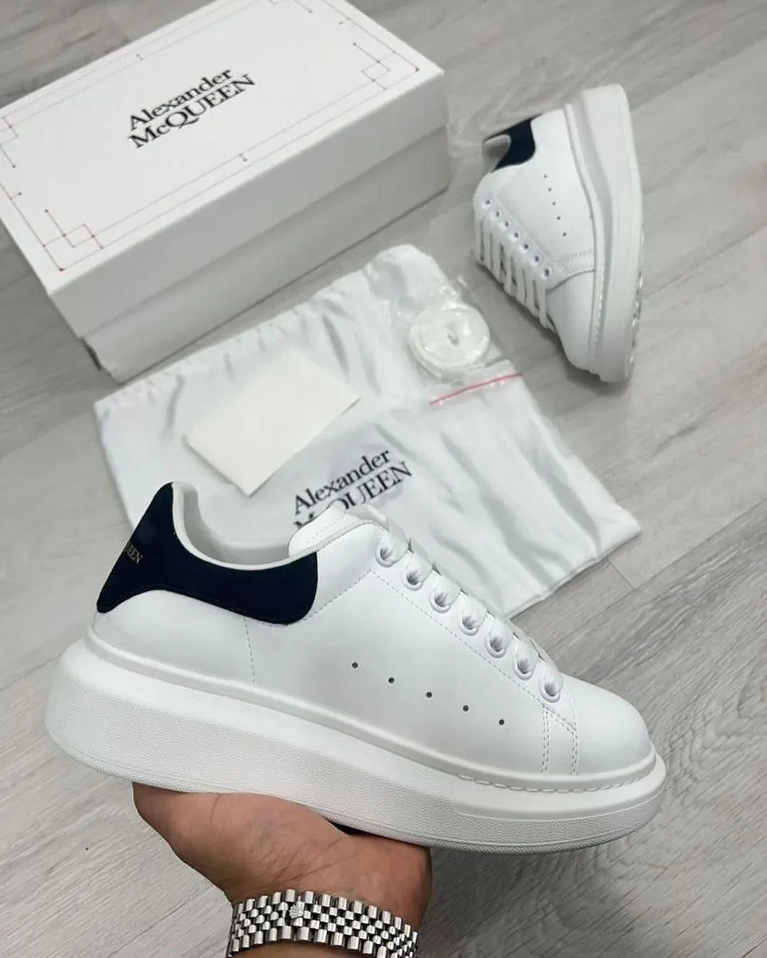 Alexander Mcqueen blancas detalles negros logo dorado