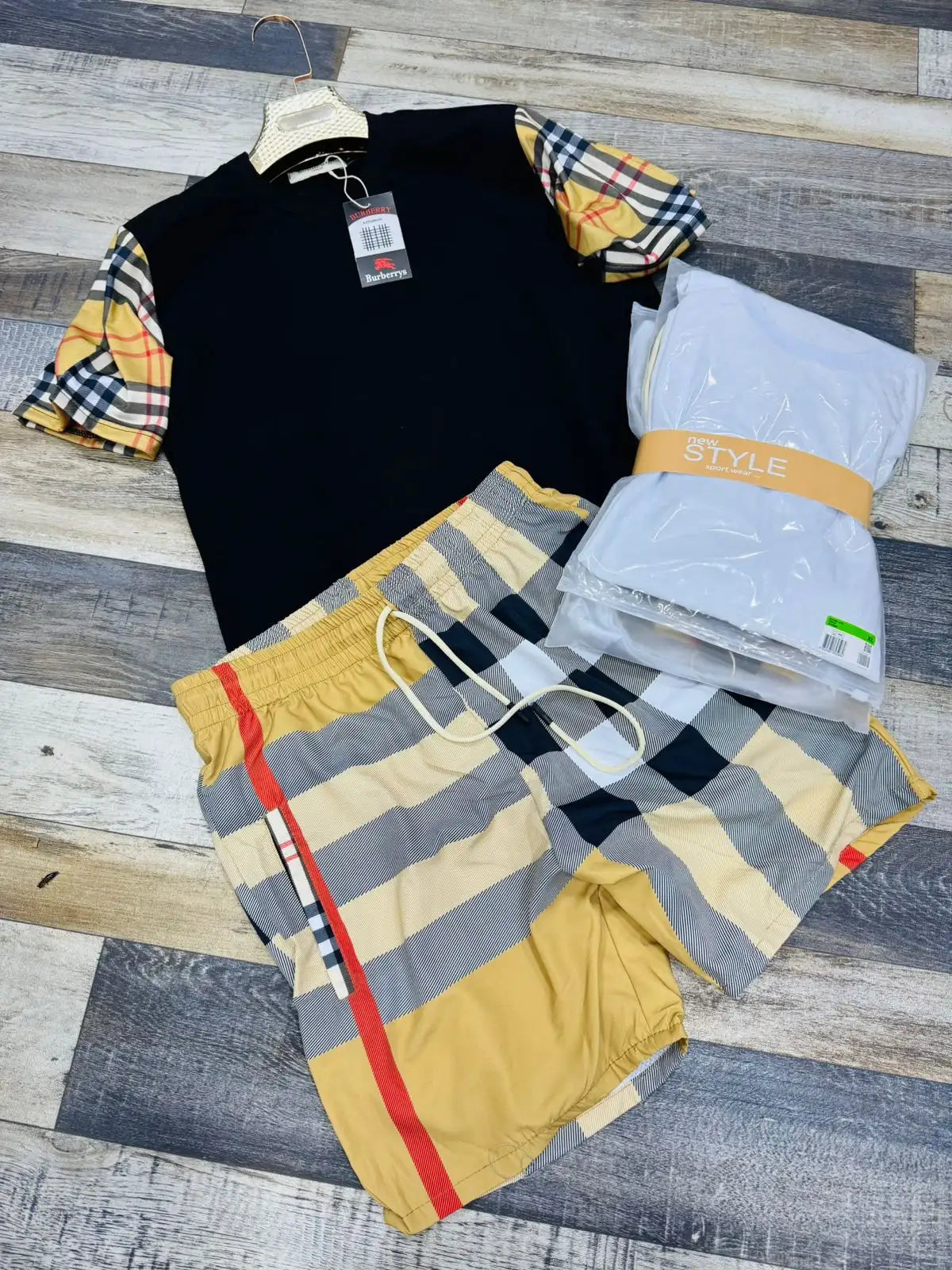 Conjunto burberry negro detalles blancos y dorado