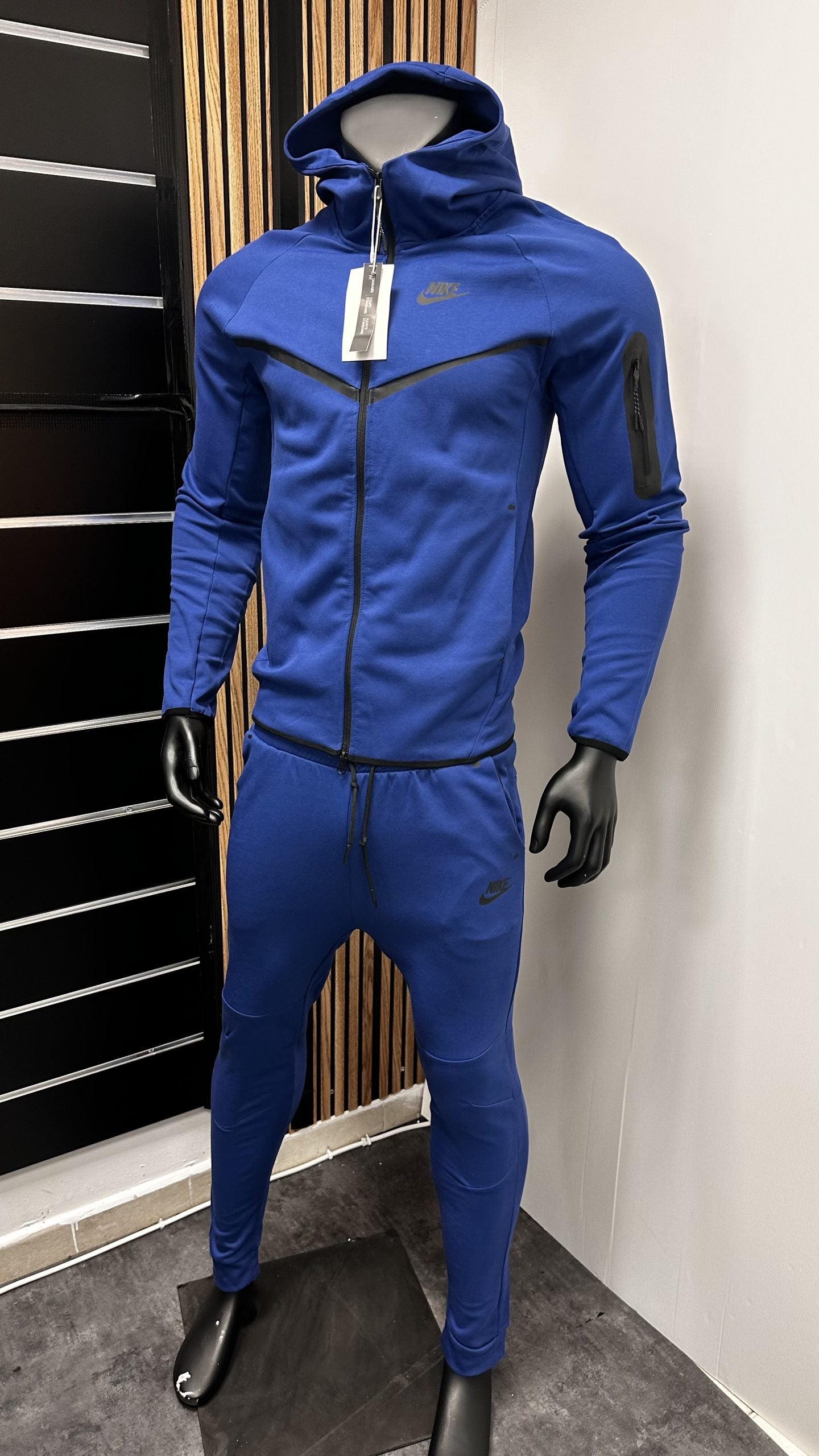 Chandal Tech azul logo negro