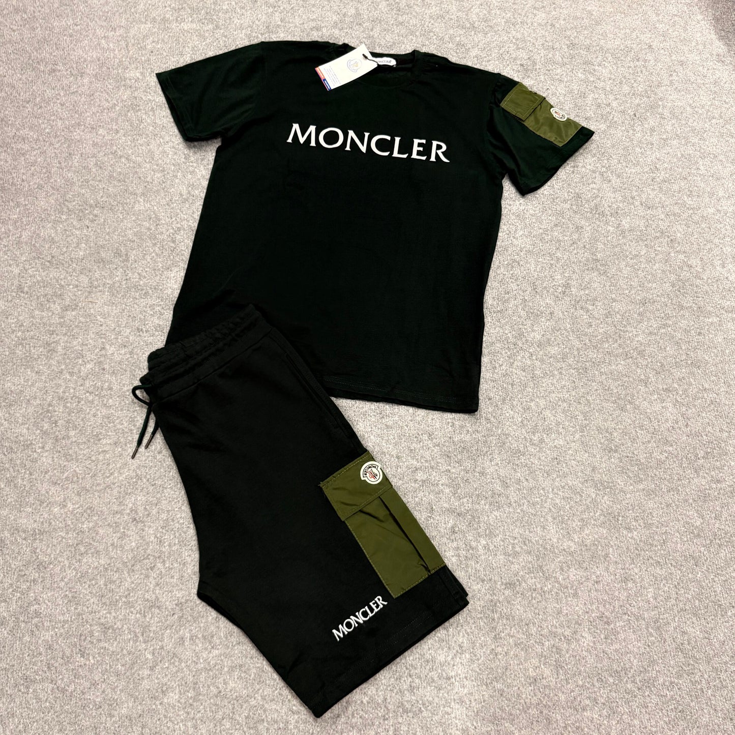 Conjunto Moncler negro logo blanco detalles verdes