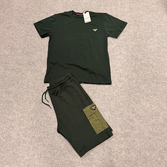 Conjunto Prada verde oscuro logo negro detalles verdes