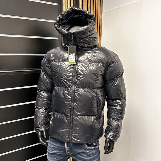 Chaqueta Hugo Boss negra logo blanco