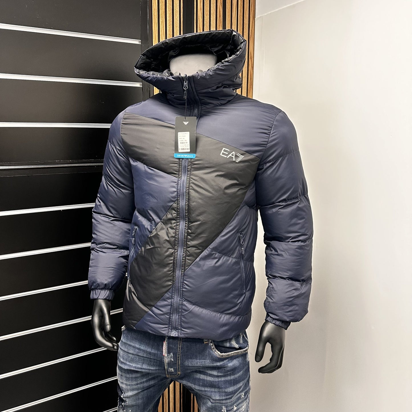 Chaqueta Armani negra y azul logo blanco