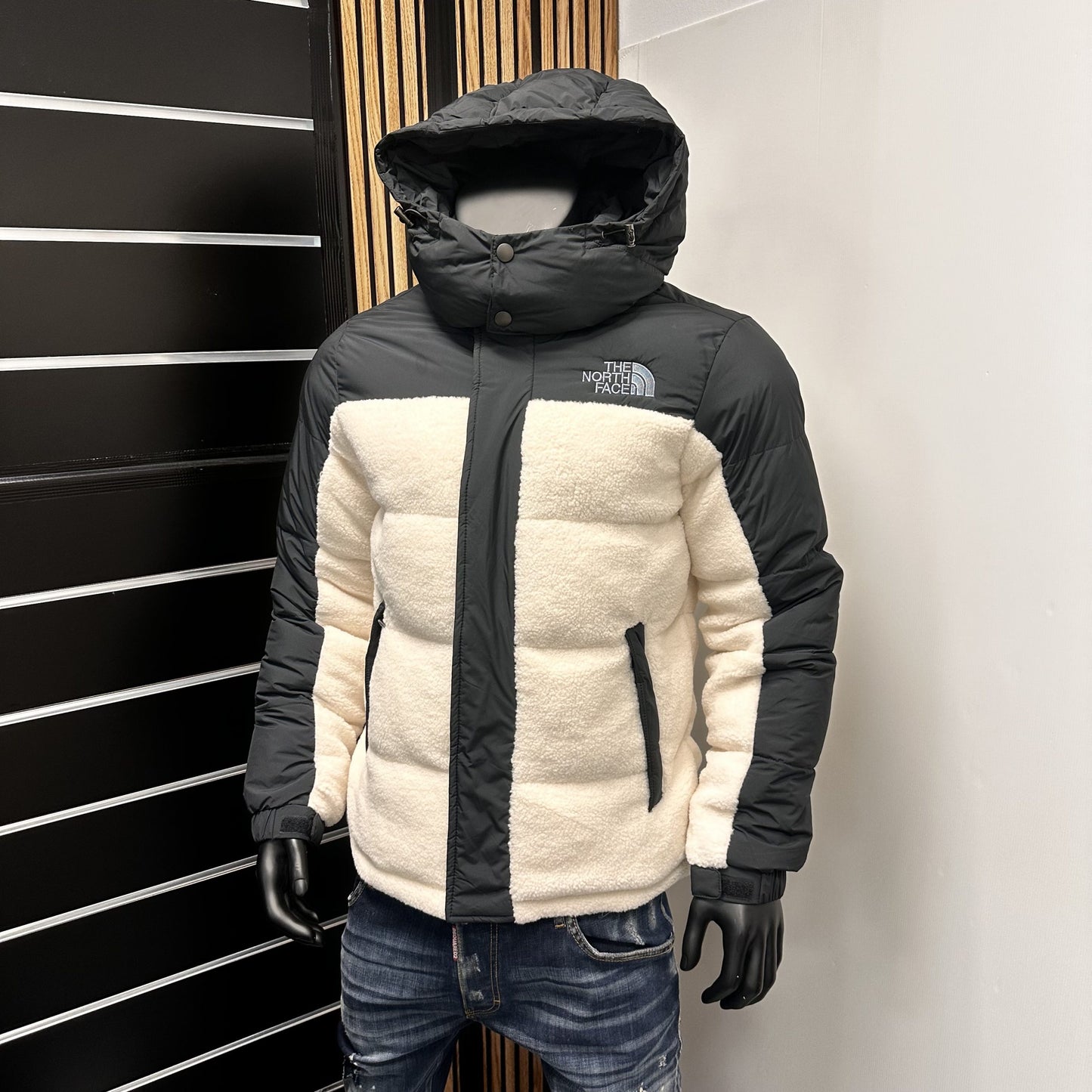 Chaqueta North Face negro y crema logo gris