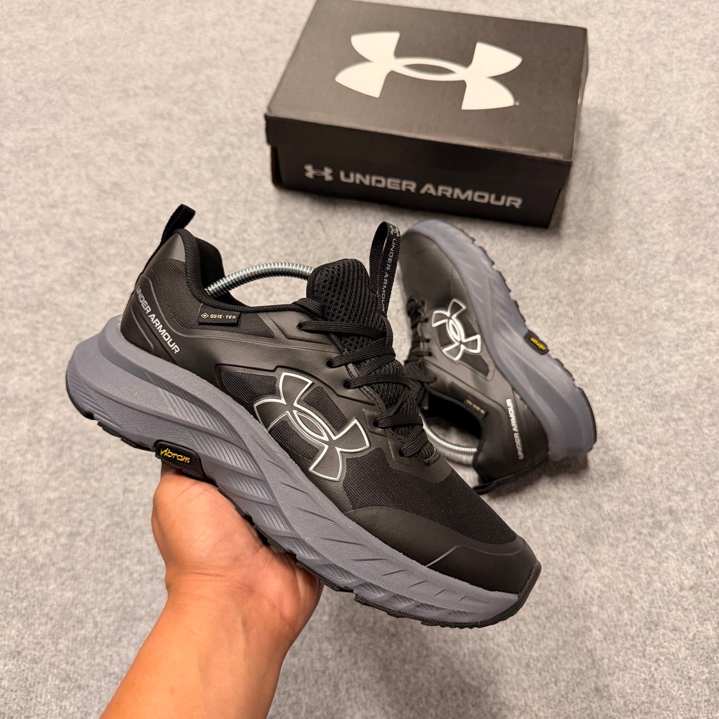 Under Armour negras detalles blancos y grises