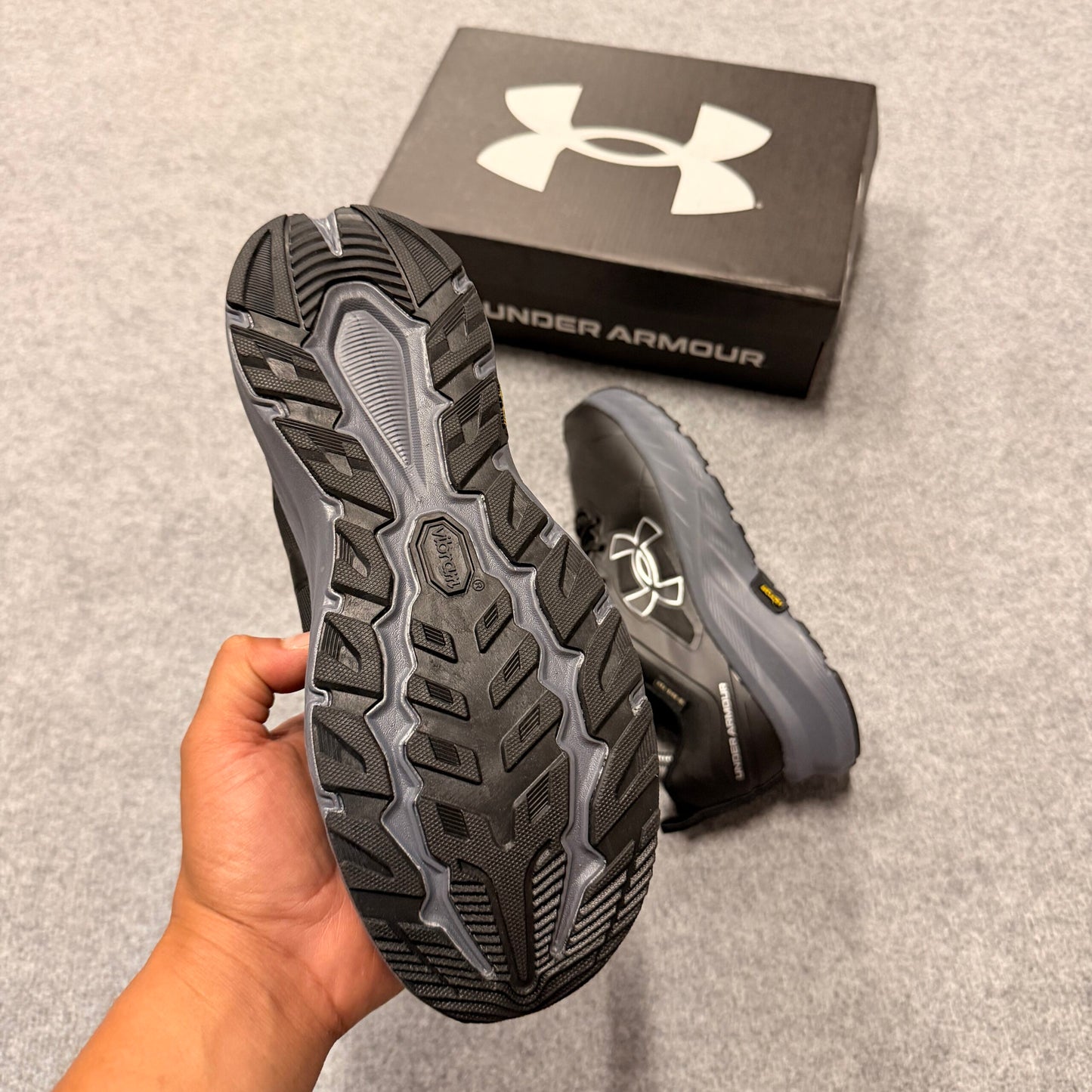 Under Armour negras detalles blancos y grises