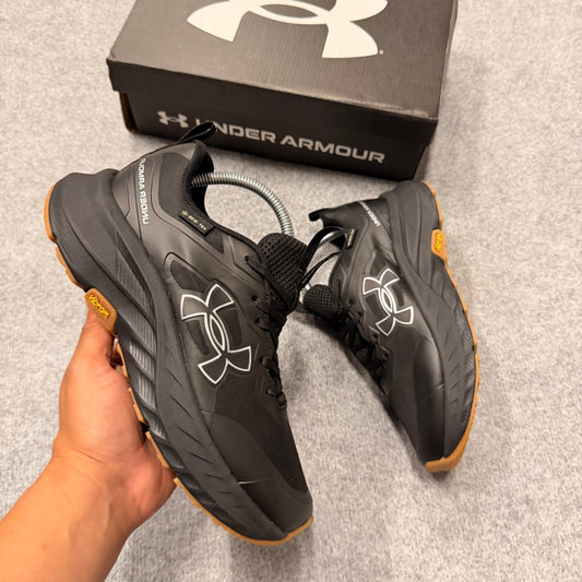 Under Armour negras detalles blancos y marrones