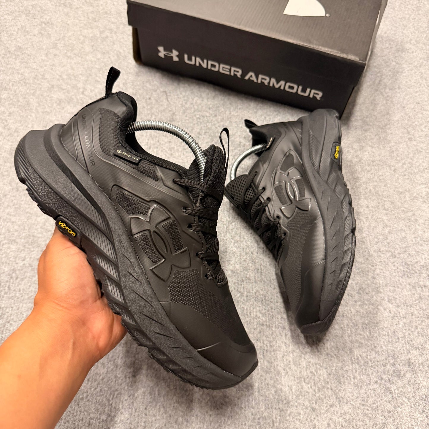 Under Armour negras detalles blancos
