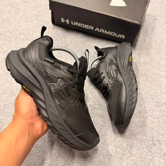 Under Armour negras detalles blancos