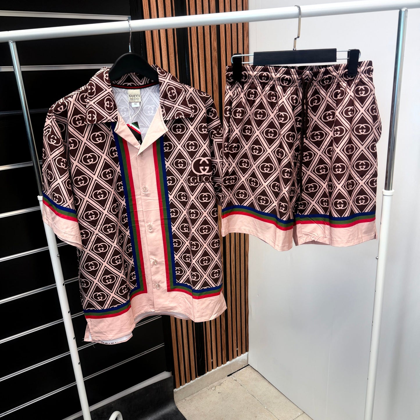 Conjunto GUCCI marron detalles verdes y rojos