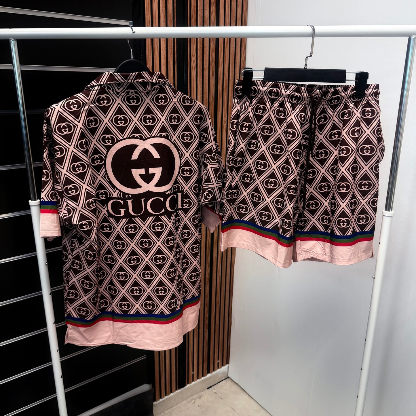 Conjunto GUCCI marron detalles verdes y rojos