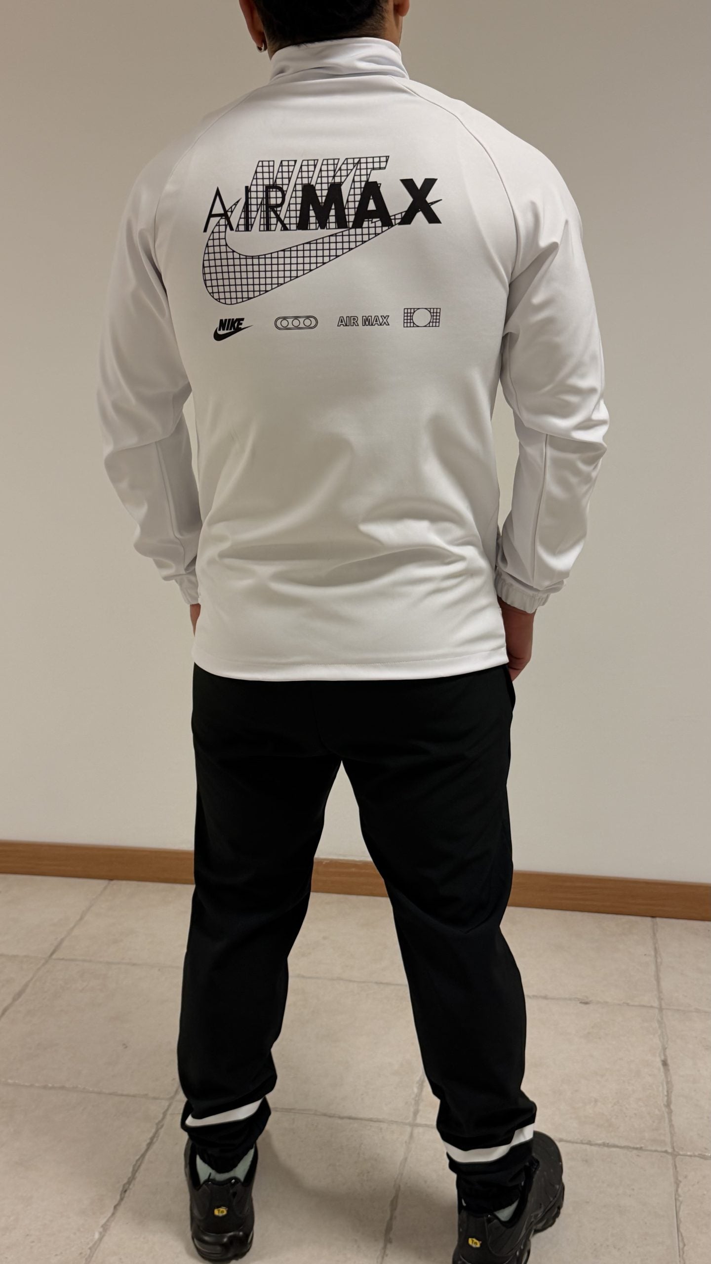 Chandal nike air max blanco logo negro y dorado