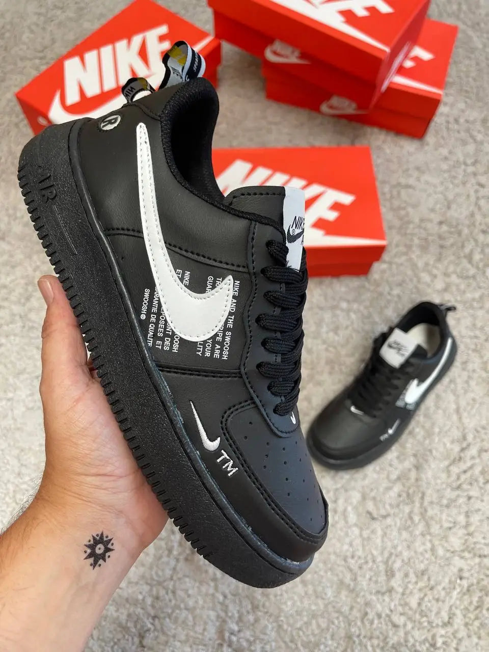 AIR FORCE 1 TM NEGRO LOGO BLANCO