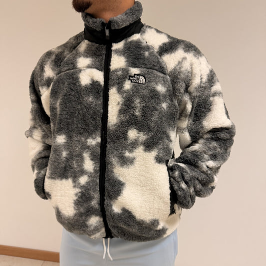 Chaqueta North Face gris y blanco logo blanco y negro