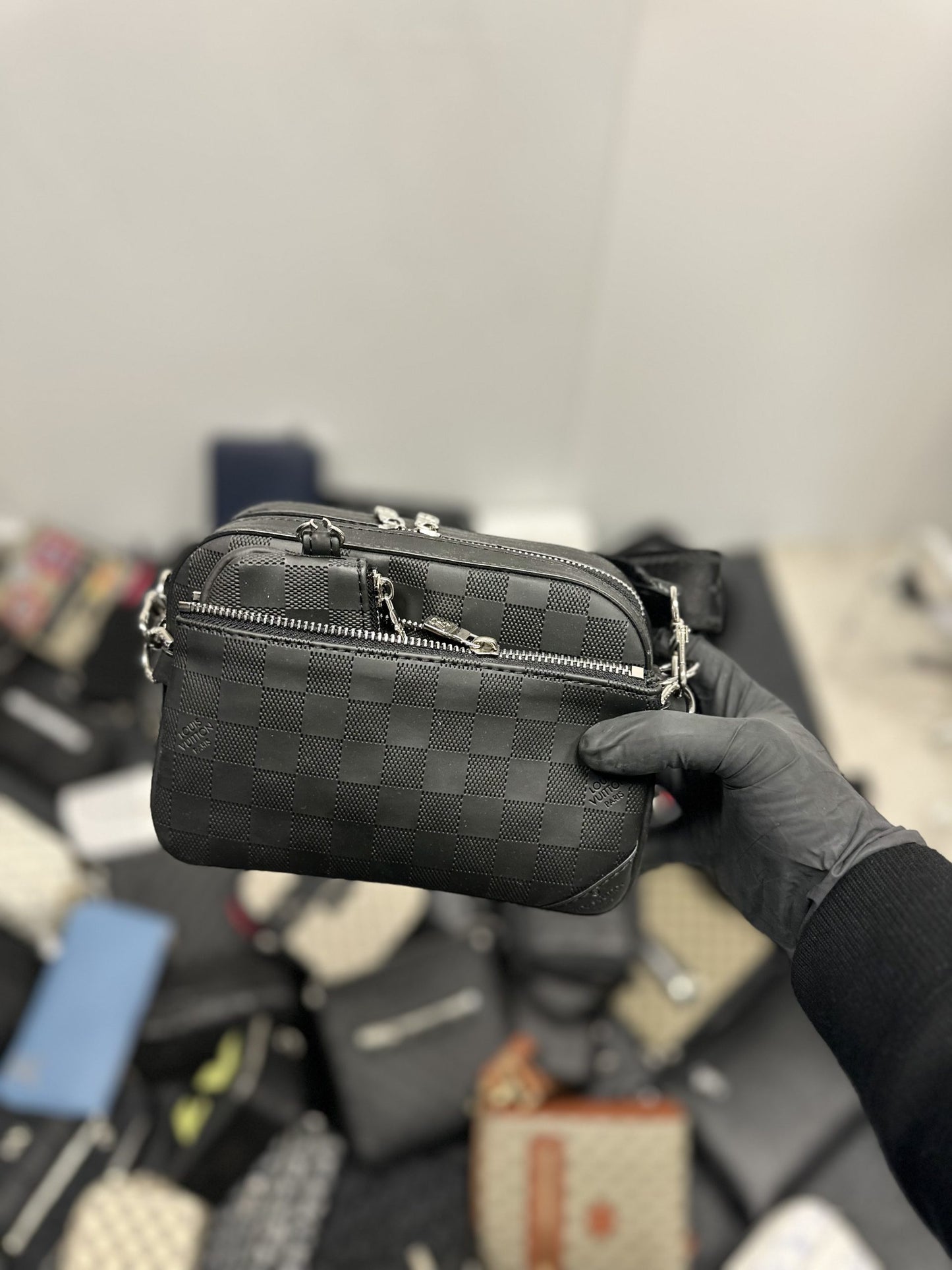 Bolso LV negro logo esquina