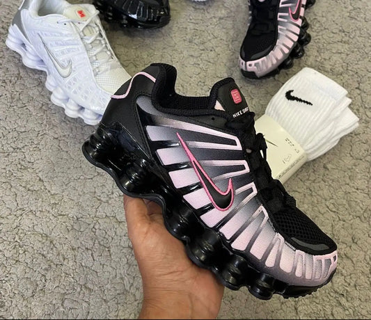 Shox Negras y rosas logo negro contorno rosa