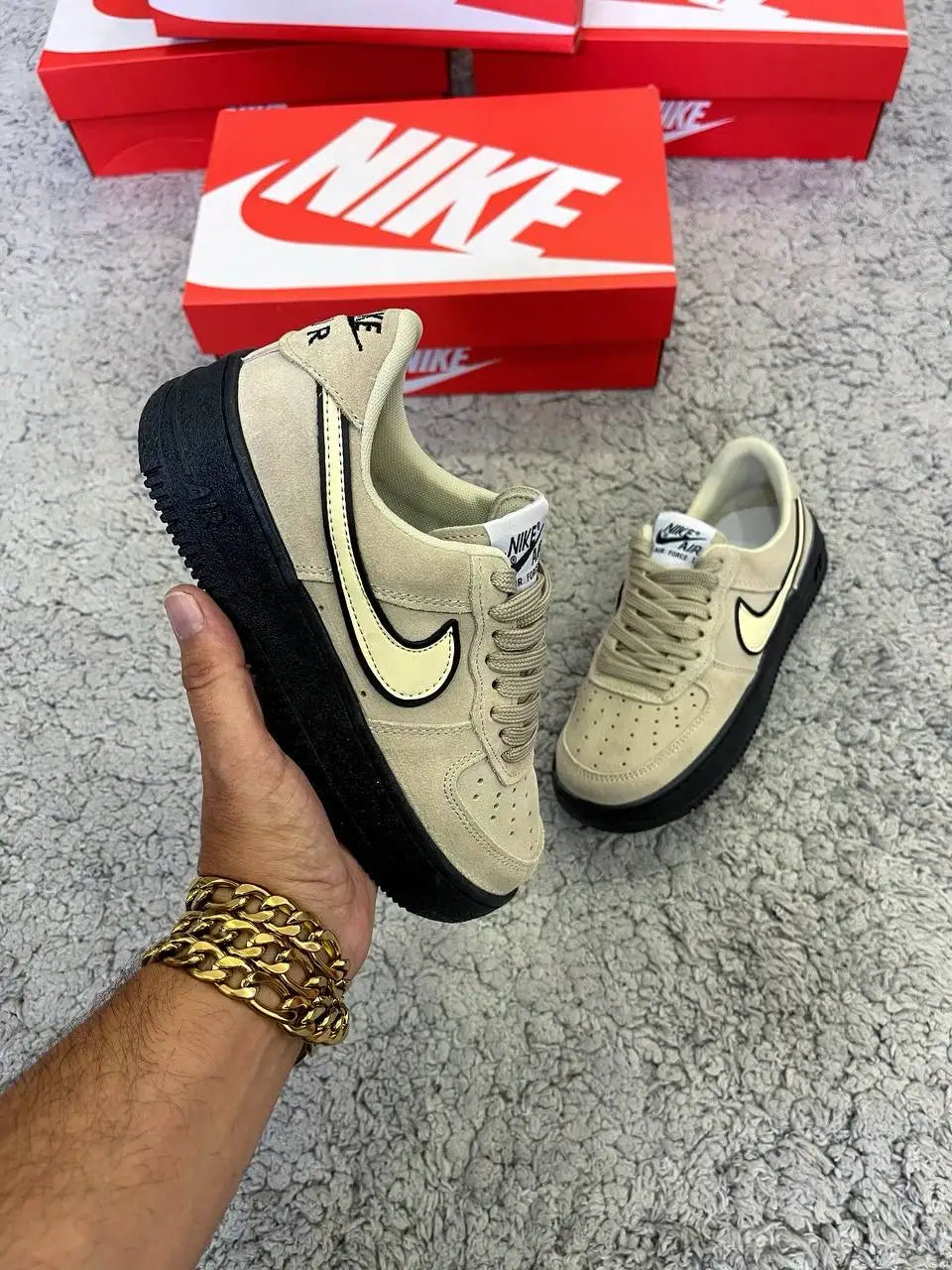 AIR FORCE 1 BEIGE SUELA NEGRA