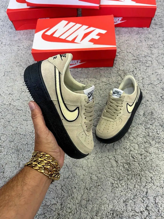 AIR FORCE 1 BEIGE SUELA NEGRA