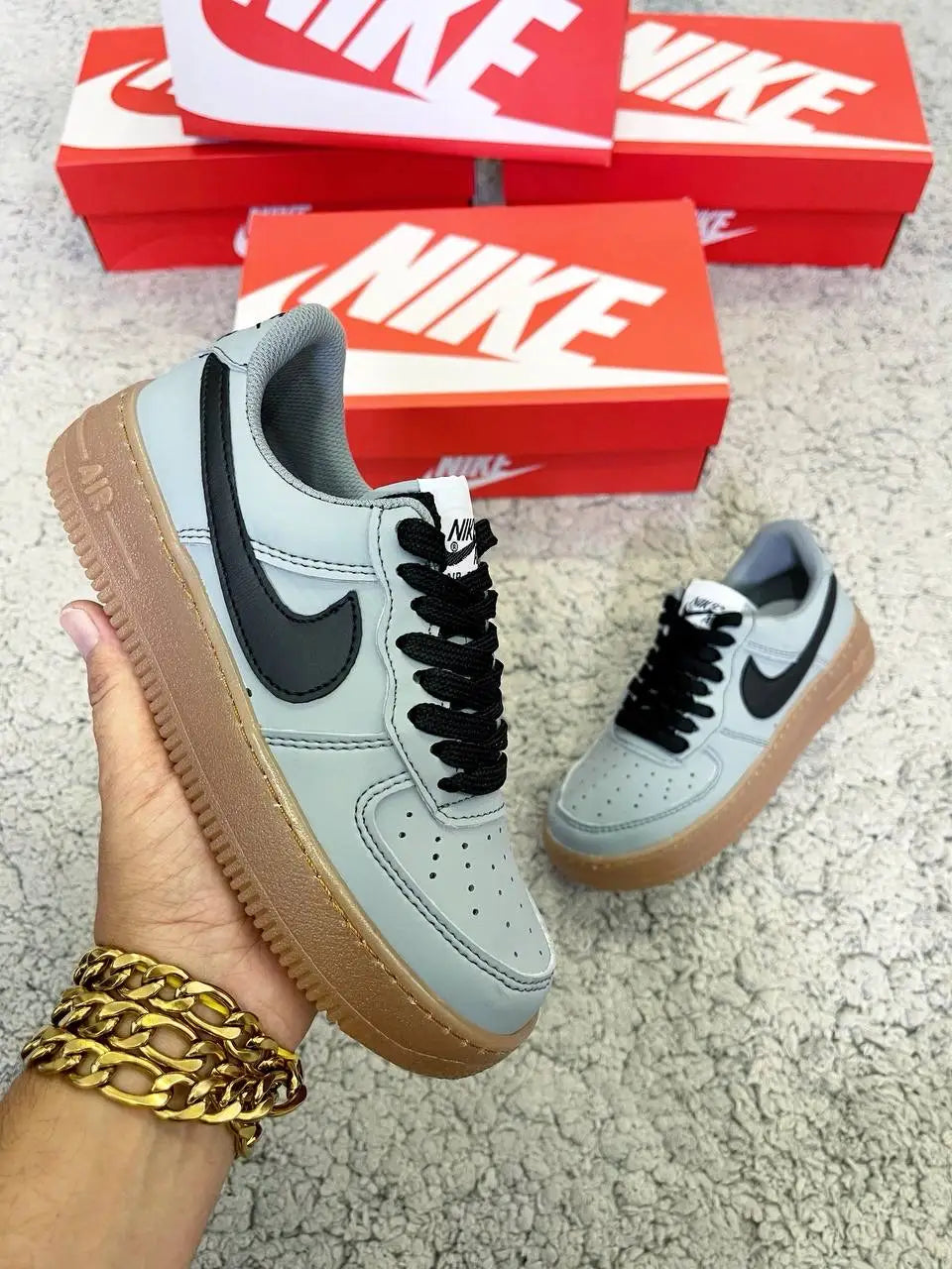 AIR FORCE 1 GRIS LOGO NEGRO