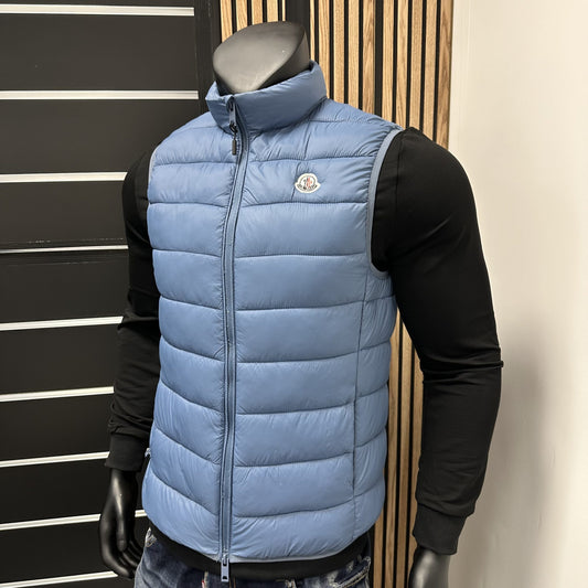 Chaleco moncler azul claro logo blanco