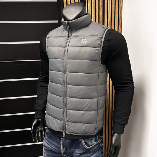 Chaleco moncler gris logo blanco