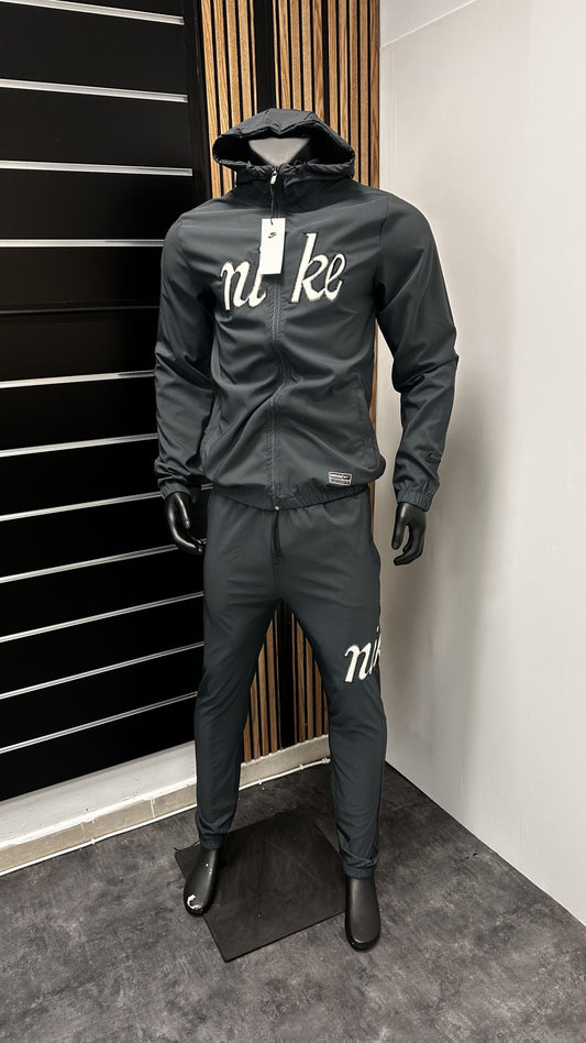 Chandal gris logo blanco contorno negro