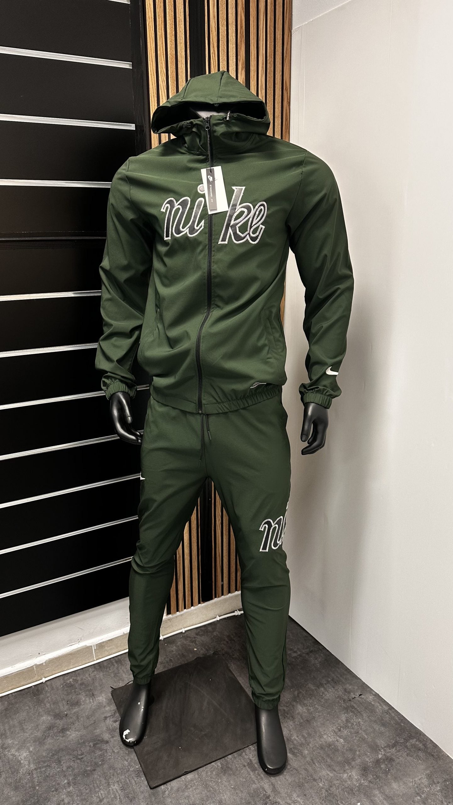 Chandal verde bosque logo negro contorno blanco